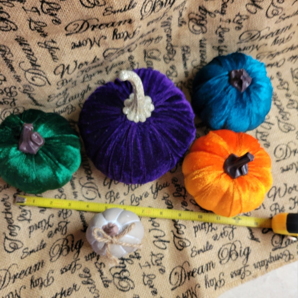 Lot of 5 fall pumpkins 1 is ceramic 4 velvet pumpkins different size - Picture 2 of 8